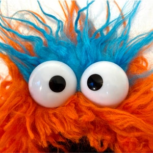 Orangefarbene Monster Handpuppe Zottel Chin Pro Bild 7