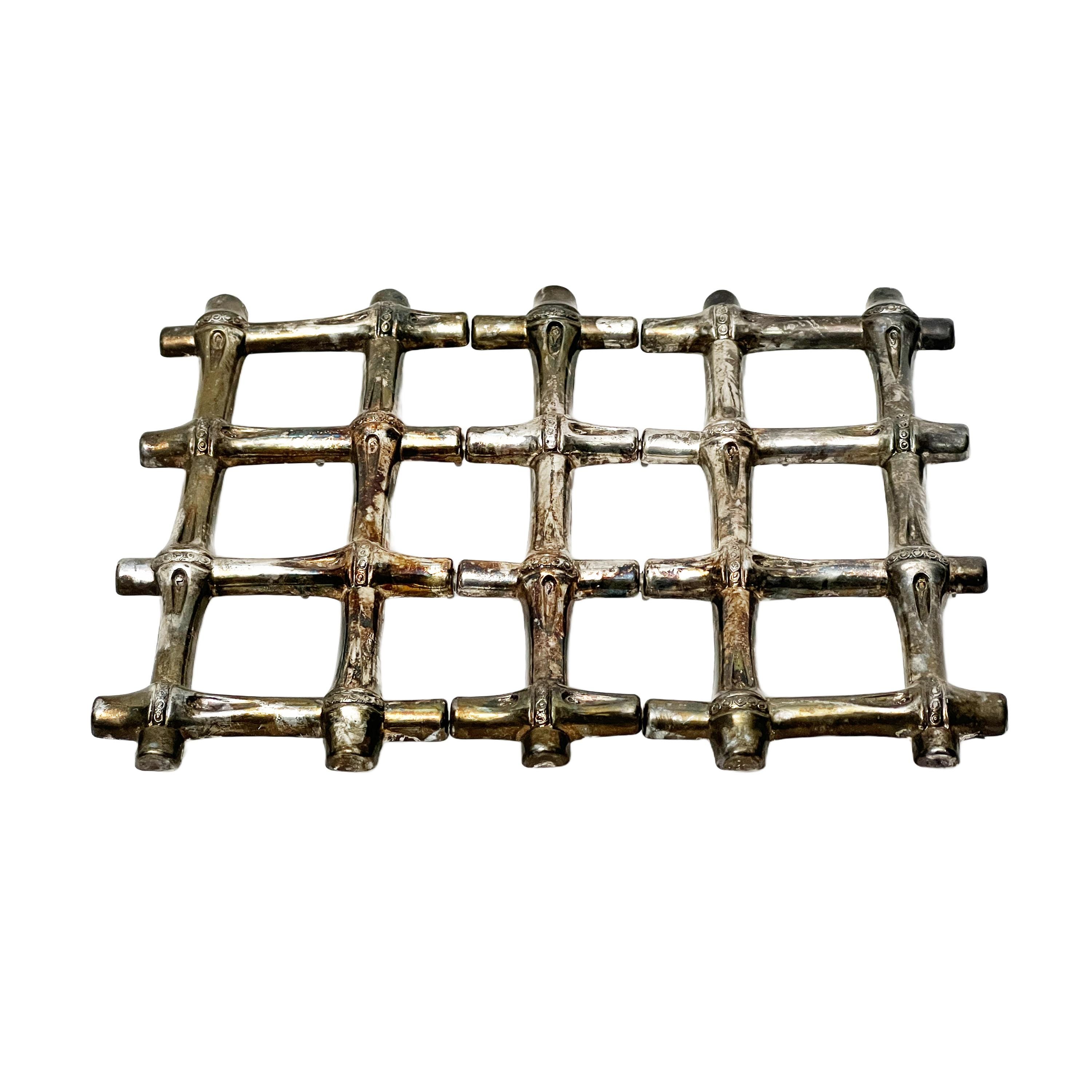 MENAGERE DE TABLE EN METAL ARGENTE 85 PIECES