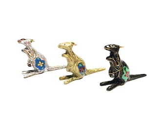 Zestaw 3 ręcznie wykonanych figurek kangurów w stylu vintage z połowy XX wieku, wykonany techniką Cloisonné