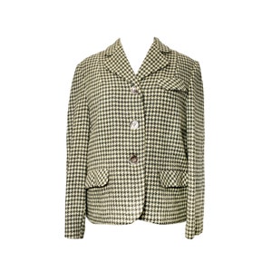 Könnte beinhalten: Ein schwarzer und weißer Hahnentritt-Blazer mit Knopfleiste. Der Blazer hat zwei Taschen auf der Vorderseite.