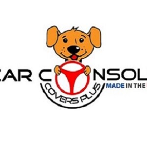 以下が含まれることがあります： 「CAR CONSOLE COVERS PLUS MADE IN THE USA」という文字が書かれた赤いステアリングホイールを握っている漫画の犬