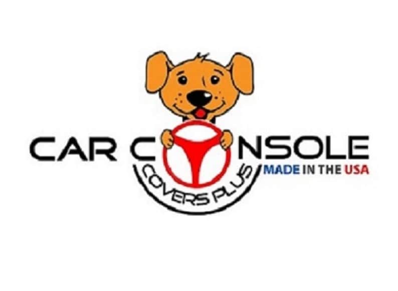 以下が含まれることがあります： 「CAR CONSOLE COVERS PLUS MADE IN THE USA」という文字が書かれた赤いステアリングホイールを握っている漫画の犬