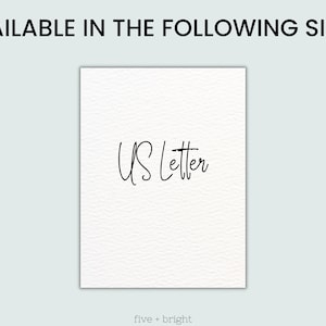 Puede incluir: Una tarjeta blanca con el texto "US Letter" escrito en cursiva negra.