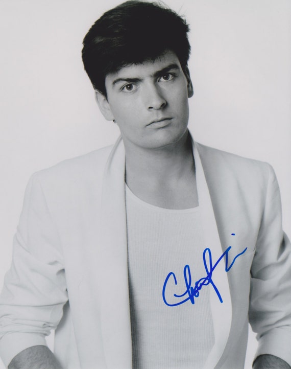 Photo Charlie Sheen Autograph Signed 8 x 10