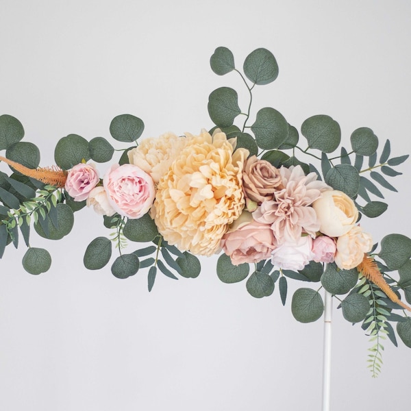 Hangende bloemdecoratie, bruiloft bloem, bruiloftdecoratie met bloemen, muur arrangement, bloemen guirlande, backdrop bruiloft bloemen