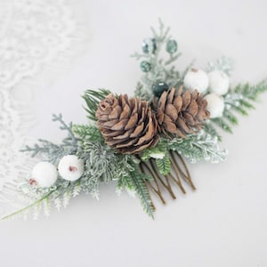 Winter hair comb for wedding, christmas headpiece, pine cone hair clip, woodland flower hair comb, small hair piece, evergreen hairpiece