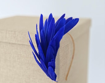 Fascinator blu navy - Fascinator a cappello in rete Penny con nastri in rete e piume blu navy - Italia