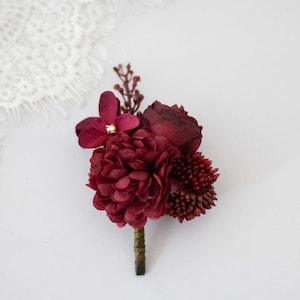 Wedding boutonniere for men, burgundy boutonniere groom, deep red flower boutonnière grooms men, prom boutonnieres button hole