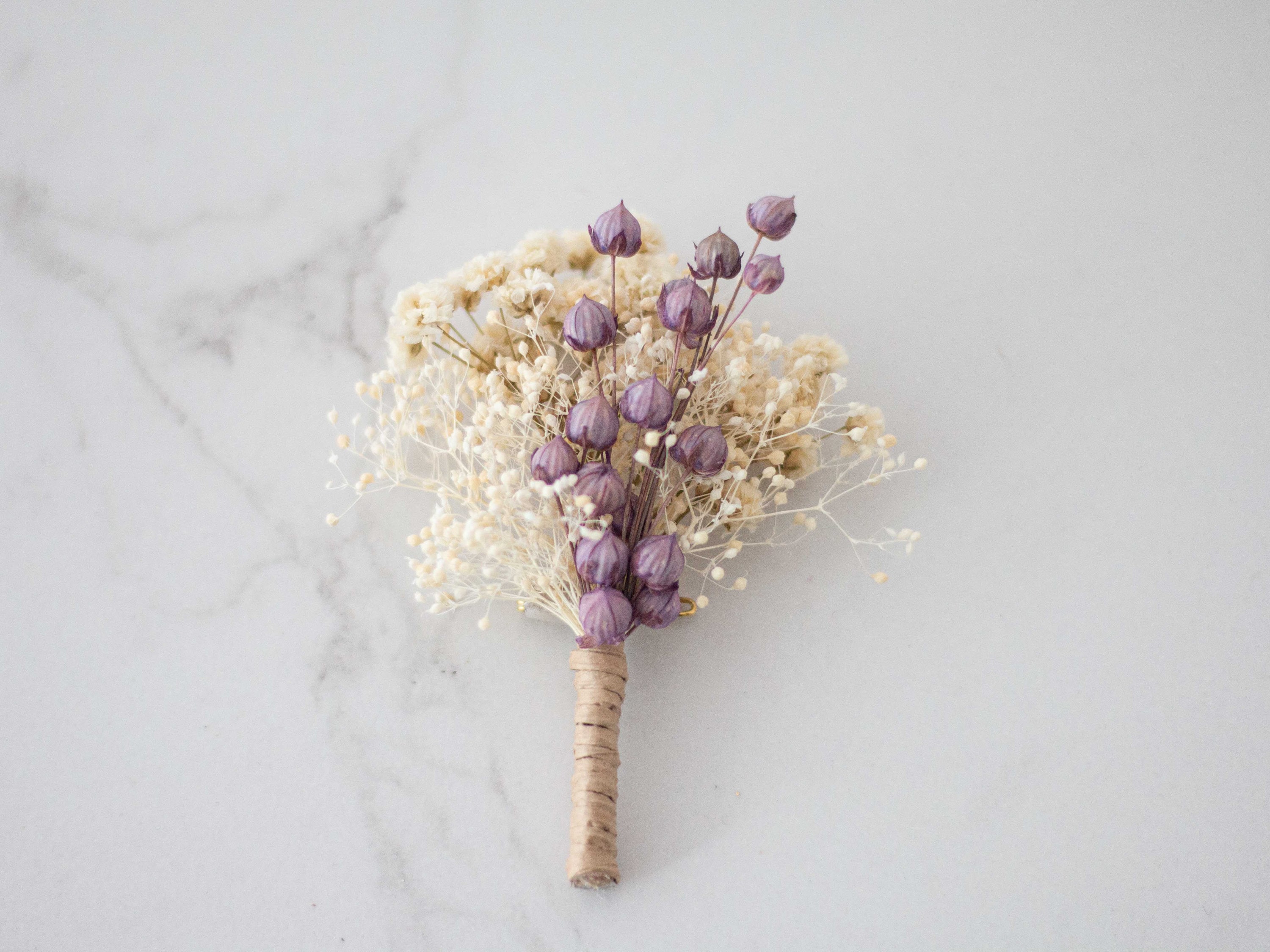 Boutonnière Fleur Violette Avec Broche – Accessoire Mariage Pour Homme, Femme, Enfant