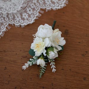 Wedding boutonniere for men, white flower boutonniere groom, bohemian flower boutonnière grooms men, prom boutonnieres button hole