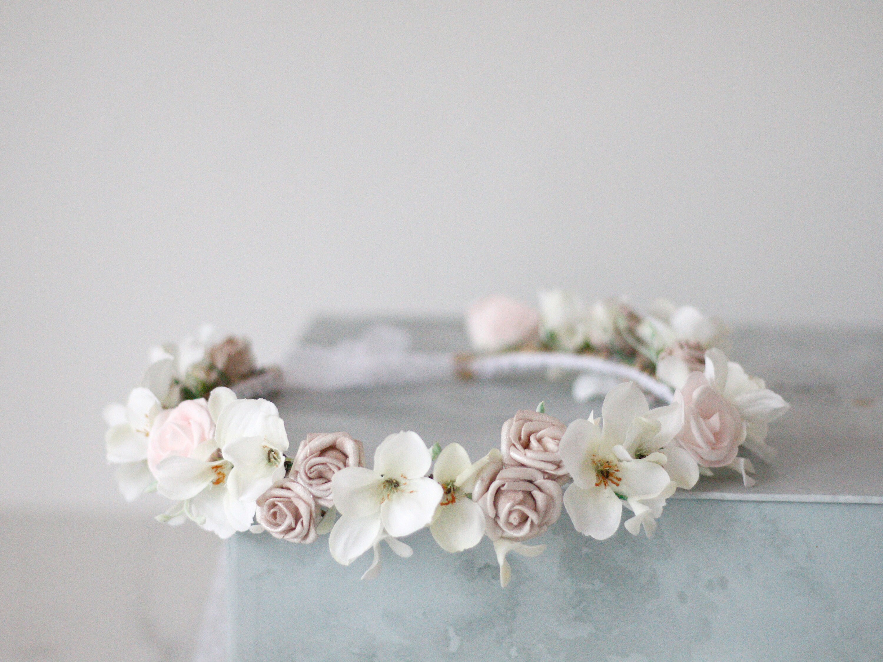 Corona de flores para niñas, tocado floral – Rosas artificiales blancas y  rosas rosas para boda – Corona bohemia nupcial para niños pequeños
