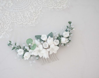 Pure white flower hair comb wedding, eucalyptus bridal comb, pearl bridal hair comb, bride hairpiece, wedding hair jewelry, green white comb