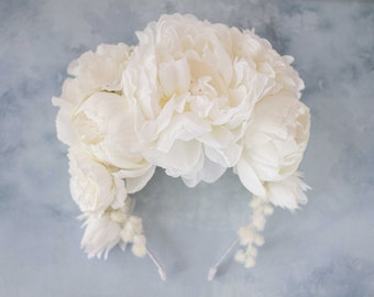 Peony flower headband wedding, off white flower hairpiece, ivory floral fascinator, big flower headdress, bridal head piece, photo shoot