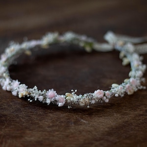 Pale pink hair wreath with dried flowers, baby&#39;s breath flower crown, romantic wedding headpiece, rustic floral hair piece, flower girl halo