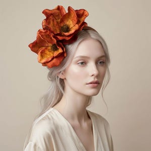 Bränd orange blommig huvudbandsfascinator: Sammetsmagnoliahuvudbonad