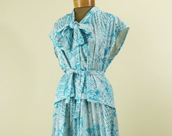 Vintage 70's Blue and White Hawaiian Print Floral Two Piece Skirt Set Co-ord