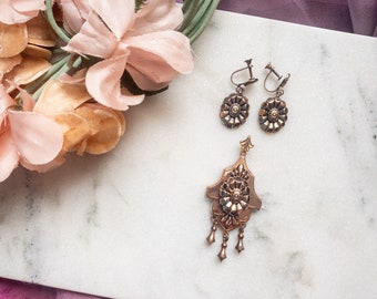 Ensemble pendentif et boucles d'oreilles pendantes plaqué or floral antique