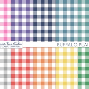 Può includere: Dieci diversi motivi a quadri di bufalo in vari colori, tra cui rosa, viola, blu, grigio, rosso, arancione, giallo e verde. Il testo "two over two studio" e "BUFFALO PLAID" è in alto nell'immagine.