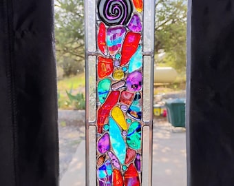 Adorno colgante de vidriera - Moderno, abstracto y contemporáneo - Brillantes gemas de vidrio fusionado hechas a mano y coloridas - Regalo