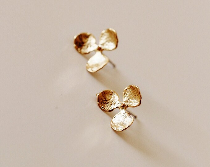 Hydrangea Gold Stud Earrings, Delicate Gold Flower Stud Earrings, Pearl ...