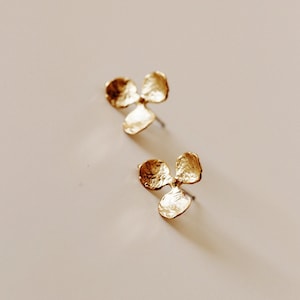 Hydrangea Gold Stud Earrings, Delicate Gold Flower Stud Earrings, Pearl Earrings Studs, Bridesmaid Gifts Wedding Earrings E207