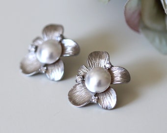 Bridal Stud Earrings, Gold or Silver Flower Earrings, Crystal Pearl Stud Earrings, Mothers Day Gift Bridesmaid Jewelry Wedding Gifts E140