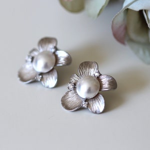 Bridal Stud Earrings, Gold or Silver Flower Earrings, Crystal Pearl Stud Earrings, Mothers Day Gift Bridesmaid Jewelry Wedding Gifts E140 Silver