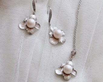 Romantic Wedding Gift For Bridesmaids, Silver Flower White Rose Gold Pearl Bridesmaid Earrings and Necklace Set Bridesmaid Gift Jewelry S302