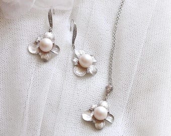 Elegant Wedding Jewelry Set for Bridesmaids Maid of Honor Floral Earrings and Pearl Necklace in Silver Flower Bridal Jewelry Set S302