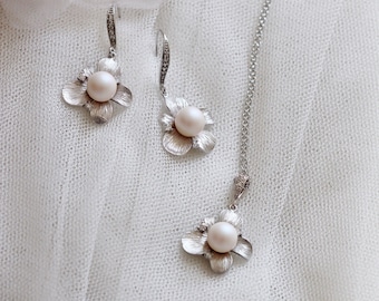 NEW Floral Bridal Earrings and Necklace Set, Pearl Wedding Jewelry Set Gift For Bridesmaids, Pearl Bridal Jewelry in Silver S302