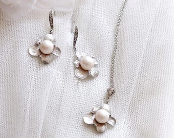 Bridesmaid Jewelry Set – Silver Floral Pearl Earrings and Necklace Set, Elegant Wedding Gift for Maid of Honor S302