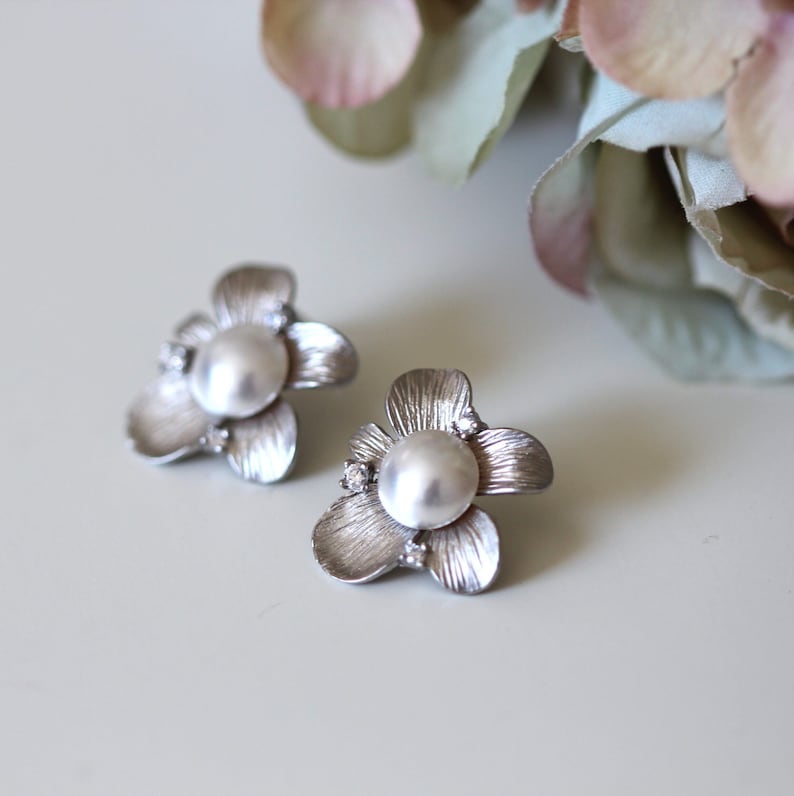 Bridal Stud Earrings, Gold or Silver Flower Earrings, Crystal Pearl Stud Earrings, Mothers Day Gift Bridesmaid Jewelry Wedding Gifts E140 Silver