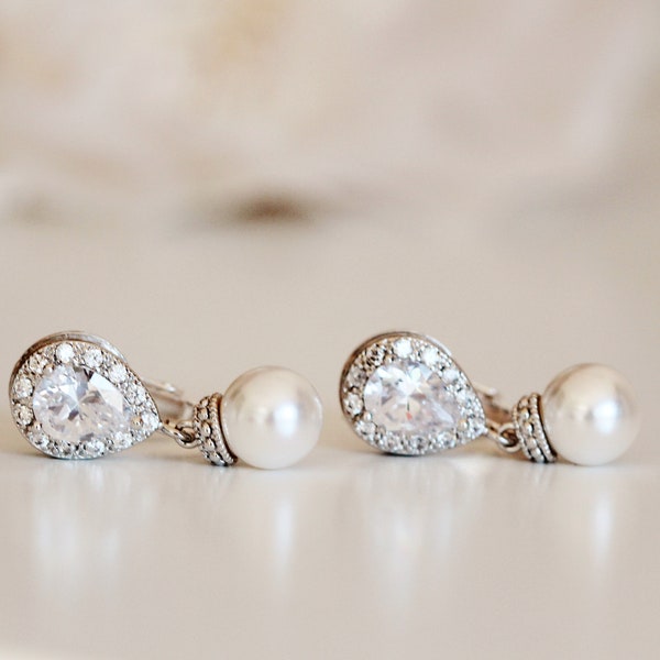 Clip On Pearl Bridal Earrings, Pearl Wedding Jewelry, Classic Clip On Pearl Earrings, Non Pierced Bridesmaid Earrings, 8mm Pearl E104