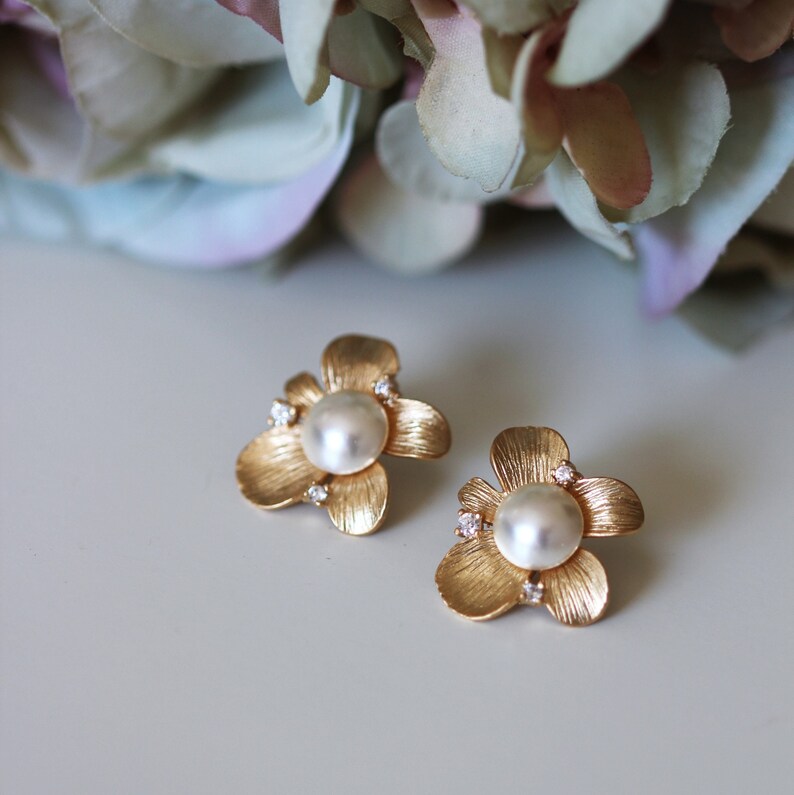 Bridal Stud Earrings, Gold or Silver Flower Earrings, Crystal Pearl Stud Earrings, Mothers Day Gift Bridesmaid Jewelry Wedding Gifts E140 Gold