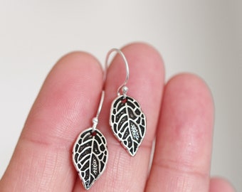 Orecchini a forma di foglia in oro laminato: gioielli minimalisti ispirati alla natura (opzione argento sterling, pendente da 2 pollici, da indossare tutti i giorni) - Italia