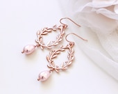 Pendientes de oro rosa con corona de laurel y perla rosa para novia. Regalo para dama de honor.