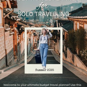 Könnte beinhalten: Eine Frau in einem Strohhut und blauen Jeans geht eine enge Straße in einem koreanischen Dorf entlang. Sie trägt einen Koffer und lächelt. Der Text "Summer 2025" ist im Bild zu sehen.