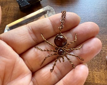 Collar de araña de cristal » Collar de arácnido de ojo de tigre rojo de latón envejecido » Araña hecha a mano