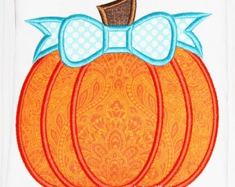 Diseño de bordado con aplique de calabaza y lazo (descarga digital)