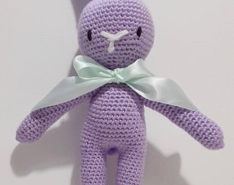 Lavendar lila häkeln Amigurumi süße Hase Kaninchen gefüllte Tier mit Mint grün Satin Band Schleife und zwei-Ton Ohren
