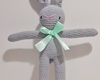 Ostern Misty hell grau häkeln Amigurumi süße Hase Kaninchen gefüllte Tier Rassel mit Mint grün Satin Band Schleife