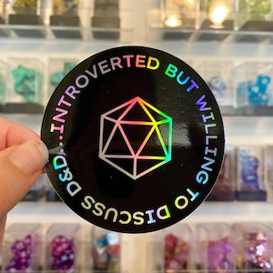 Introvertido, mas disposto a discutir D&D - Adesivo holográfico engraçado de Dungeons and Dragons