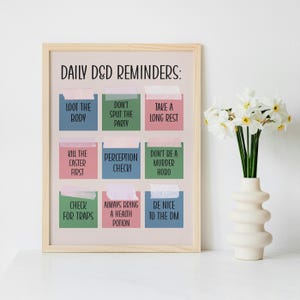 Pode incluir: Uma impressão emoldurada com o texto "DAILY D&D REMINDERS" e nove lembretes coloridos para jogadores de Dungeons & Dragons. Os lembretes estão em caixas com fita adesiva e incluem frases como "LOOT THE BODY" e "PERCEPTION CHECK!". Um vaso de flores brancas está por perto.