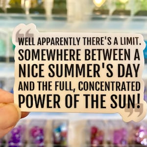 Può includere: Sticker bianco con testo nero che dice "WELL APPARENTLY THERE'S A LIMIT. SOMEWHERE BETWEEN A NICE SUMMER'S DAY AND THE FULL, CONCENTRATED POWER OF THE SUN!"