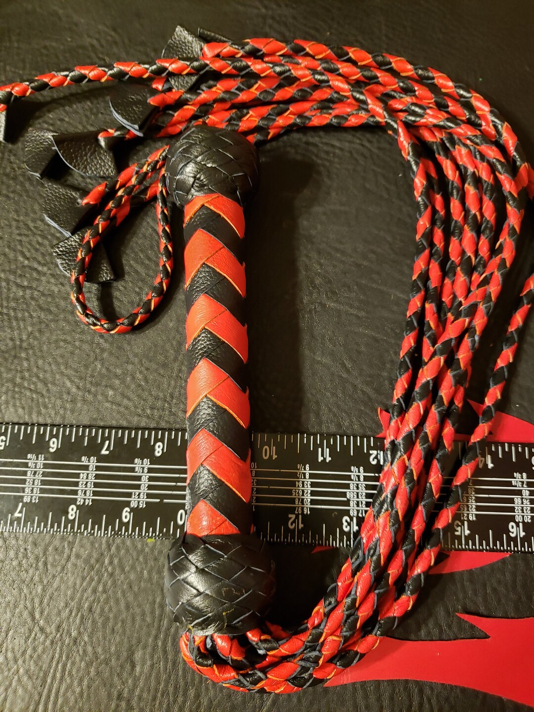 Frusta di toro Cat-O-Nine code pelle di mucca 9 code nera e viola