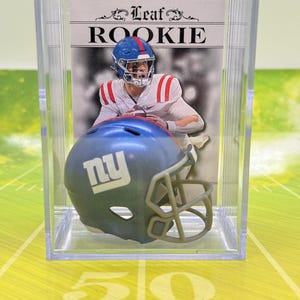 Casco Shadowbox dei New York Giants Jaxson Dart Mini Revolution con carta
