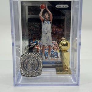 Bague commémorative du championnat NBA 2011 des Dallas Mavericks et présentoir pour le trophée avec carte Dirk Nowitzki