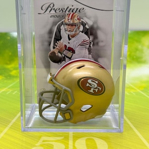 Mini casco de Brock Purdy de los San Francisco 49ers con caja de sombras y tarjeta