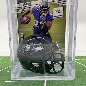 Baltimore Ravens J.K. Dobbins Mini Helm Shadowbox mit Karte