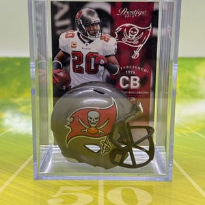 Casco de la NFL de los Tampa Bay Buccaneers Shadowbox con tarjeta de Ronde Barber